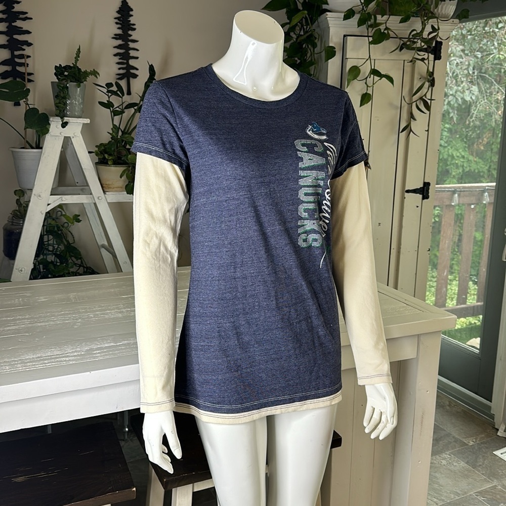 Vancouver Canucks NHL two layer T-shirt, long sleeve size large